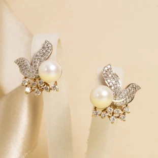 Brinco Pétalas com Pérola e Diamante em Ouro Amarelo