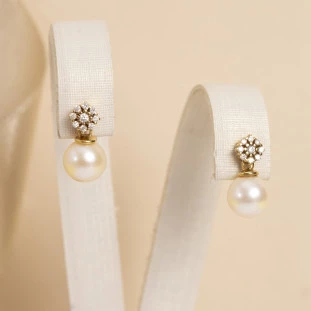 Brinco Flor Pérola com Diamante em Ouro Amarelo