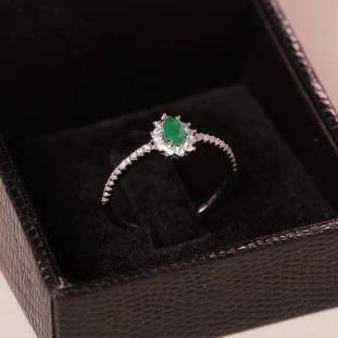 Anel Gota Cravejado Com Zircônia Verde Em Prata