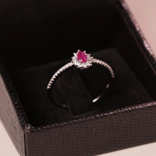 Anel Gota Cravejado Com Zircônia Vermelha Em Prata