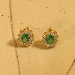 Brinco Oval Cravejado Com Esmeraldas E Diamantes Em Ouro Amarelo