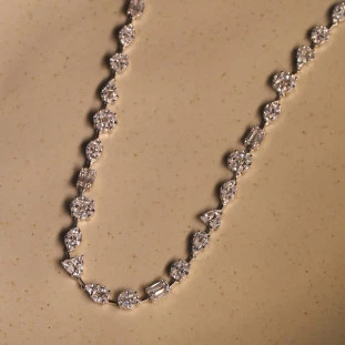 Gargantilha Forma Craveja Com Zircônias Em Prata