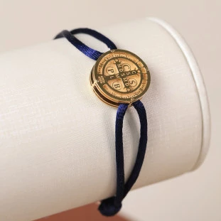 Pulseira Fio de Seda Com Pingente São Bento A Laser Em Ouro Amarelo