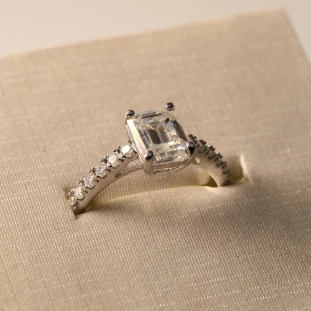 Anel Retangular Com Moissanites Em Prata 