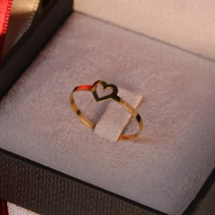 Anel Coração Vazado Pequeno em Ouro Amarelo