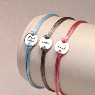 Pulseira Fio de Seda com Placa Letra Customizável e Elo de ajuste Em Ouro Branco