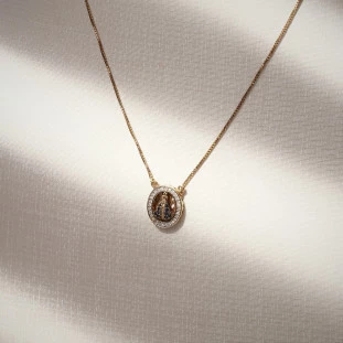 Gargantilha Nsa Sra Aparecida Oval com Diamante e Safira em Ouro Amarelo