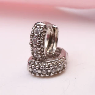 Argola Cravejada Com Zircônias Em Prata