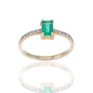 Anel com Esmeralda Retangular e Diamantes em Ouro Amarelo
