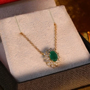 Gargantilha Esmeralda Cravejada Com Diamantes Em Ouro Amarelo