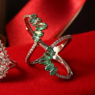 Anel Aro Aberto Com Esmeraldas e Diamantes Em Ouro Branco