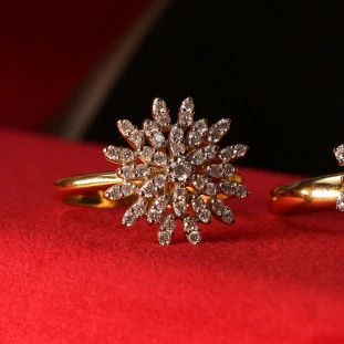 Anel Flor Cravejado Com Diamantes Em Ouro Amarelo