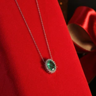 Gargantilha Cravejada Com Esmeralda E Diamantes Em Ouro Branco