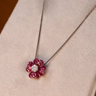 Gargantilha Trevo Gravejado Com Rubi e Diamantes Em Ouro Branco