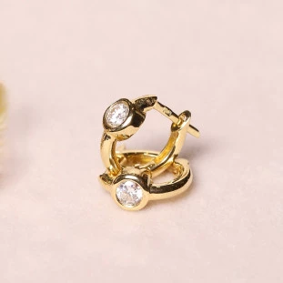 Argola Pequena Com Moissanites Em Ouro Amarelo 