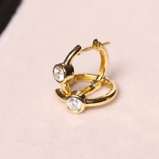 Argola Média Com Moissanites Em Ouro Amarelo 