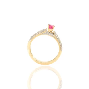 Anel Solitário com Rubi e Diamantes em Ouro Amarelo