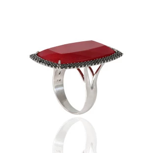 Anel Retangular Com Jade Vermelha e Diamantes Negros Em Ouro Branco