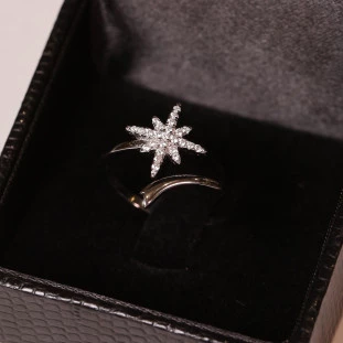 Anel Aro Aberto Com Estrela Cravejada Com Zircônias Em Prata