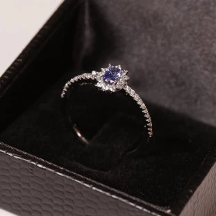 Anel Oval Cravejada Com ZircôniaTipo Tanzanita Em Prata