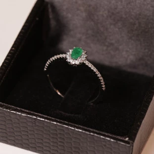 Anel Oval Cravejada Com ZircôniaTipo Esmeralda Em Prata