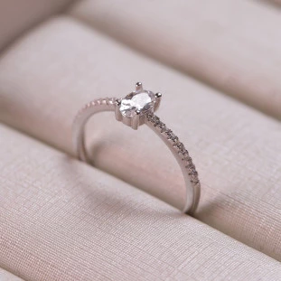 Anel Solitario Oval Cravejado Com Zircônias Em Prata 