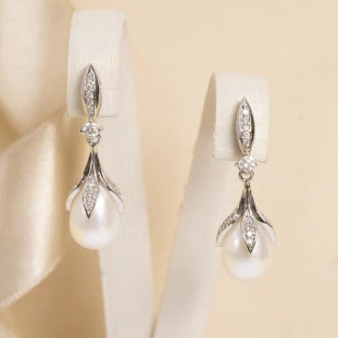 Brinco Pérola Gota com Diamantes em Ouro Branco