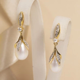 Brinco Pérola Gota com Diamantes em Ouro Amarelo