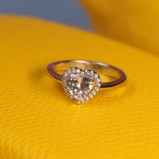 Anel Coração Borda Cravejada Com Zircônias Em Prata