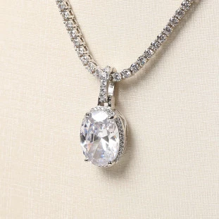 Pingente Oval Cravejado Com Zircônia Cristal Em Prata 