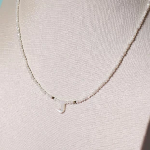Colar de Pérolas e Hematitas Douradas Com Madre Pérolas Letra J