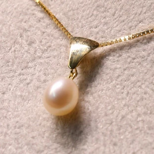 Pingente Truiangulo e Perola Pendurada Em Ouro Amarelo 