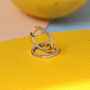 Argola Cravejada Oval Detalhada Fora Com Zircônias Em Prata