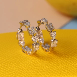 Brinco Argola Cravejada Cravejada Com  Zircônias Baguetes e Corações Em Prata