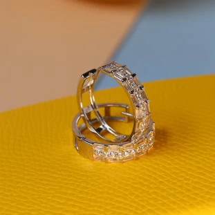 Argola Redonda Baguete Vazada Cravejada Com Zircônias Em Prata