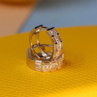 Argola Redonda Baguete Vazada Cravejada Com Zircônias Em Prata