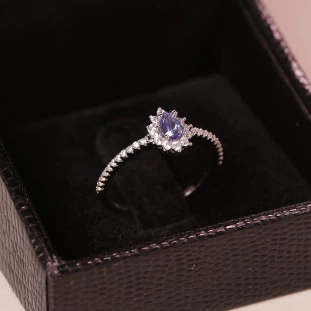Anel Gota Cravejado Com Zircônia Azul Tanzanita Em Prata