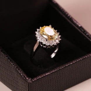 Anel Oval  Com Zircônia Amarela Citrino Em Prata