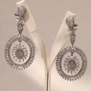 Brinco Oval Pendurado e Cravejado Com Zircônias Em Prata