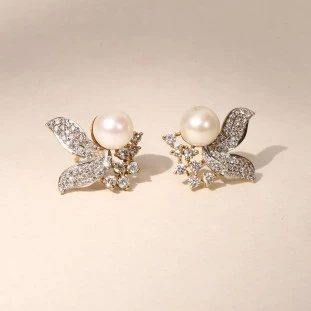 Brinco Pétalas com Pérola e Diamante em Ouro Amarelo