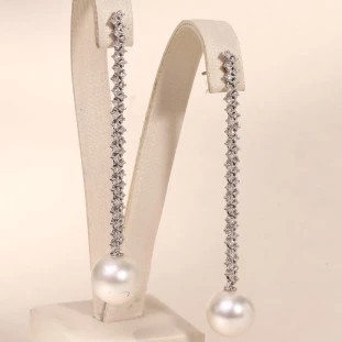 Brinco Cravejado Com  Diamantes e Perolas Penduradas Em Ouro Branco