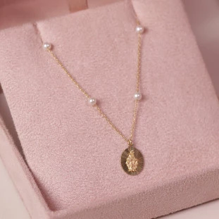 Gargantilha Nsa Sra Das Graças Diamantada Com Pérolas Em Ouro Amarelo 
