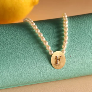 Gargantilha Pérola Letra F Com Diamante Em Ouro Amarelo