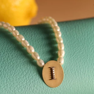 Gargatilha Pérolas Biwas Letra I Com Diamante Em Ouro Amarelo