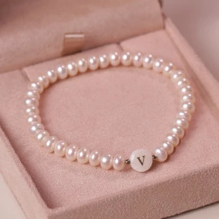 Pulseira Com Madre Pérolas e Hematitas Com Letra V De Cobre Banhada a Ouro 
