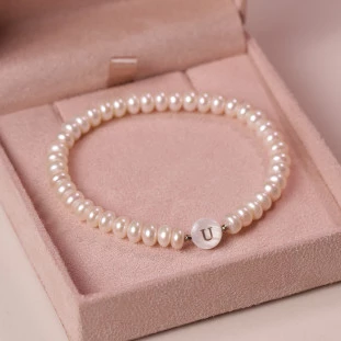 Pulseira Com Madre Pérolas e Hematitas Com Letra U De Cobre Banhada a Ouro 