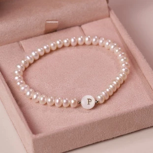 Pulseira Com Madre Pérolas e Hematitas Com Letra P De Cobre Banhada a Ouro 