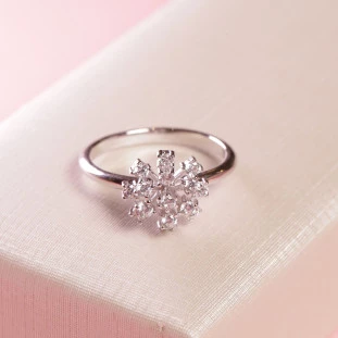 Anel Flor Cravejado Com Zircônias Em Prata 