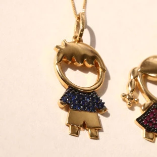 Pingente Menino Vazado Com Safiras Em Ouro Amarelo