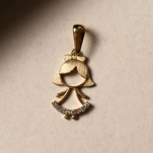 Pingente Menina Cravejado Com Diamantes Em Ouro Amarelo